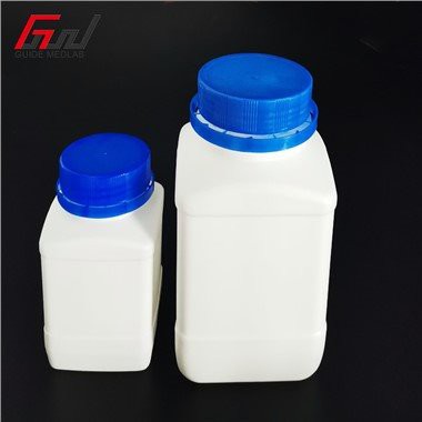 Chai thuốc thử vuông nhựa trong phòng thí nghiệm